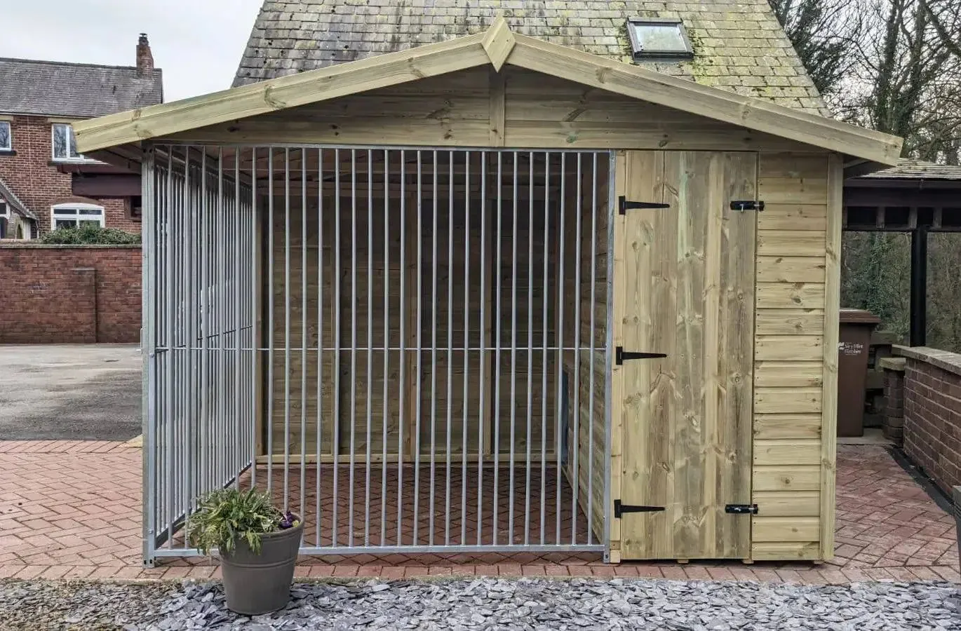 Benchmark Dog Kennel with Apex Roof - Single 10 x 8ft, Premium Wood Range